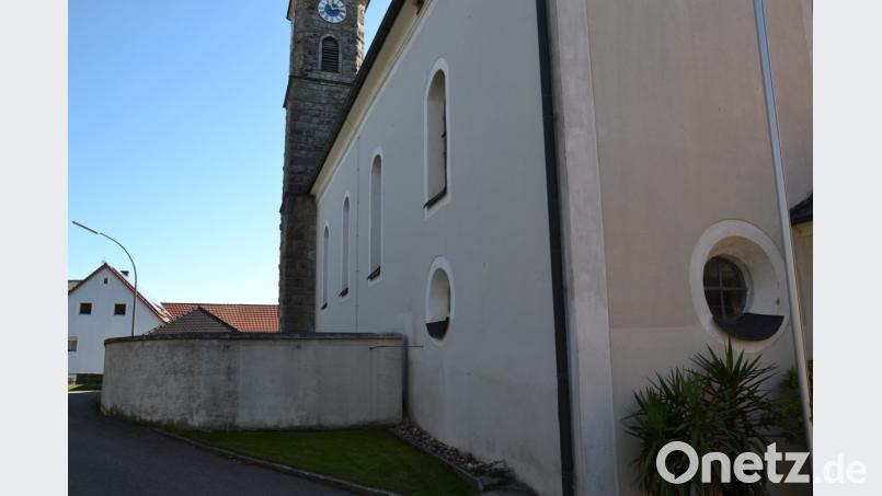 Ein barrierefreier Zugang in die Kirche greift zu stark in den Bestand ein. Er wäre rechts von der Mauer möglich. Bild: gi