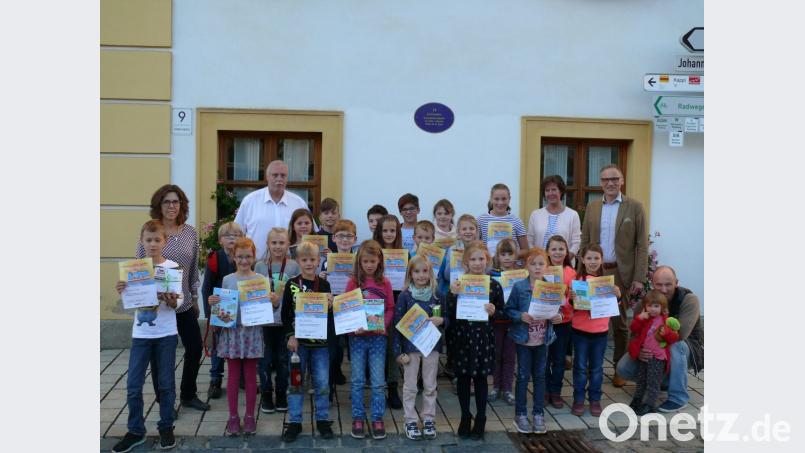Gruppenbild der Teilnehmer des Sommerferien-Leseclub-Wettbewerb zusammen mit dem Büchereiteam Gerda Sommer (Zweite von rechts) Andrea Burger und Gerhard Laab (von links) sowie Bürgermeister Bernd Sommer (rechts). Bild: kgg