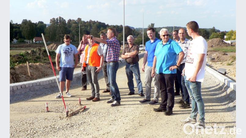 Die Erschließungsarbeiten im Industriegebiet „Weiherwiesen II“ sind in vollem Gange. Michael Wagner (vorne, Mitte) vom Architektur- und Ingenieurbüro Schultes erklärt den Mitgliedern des Bauausschusses zusammen mit Alexej Rundau und Reinhard Aumüller den Fortschritt bei der Erschließung des Industriegebiets. Bild: lep