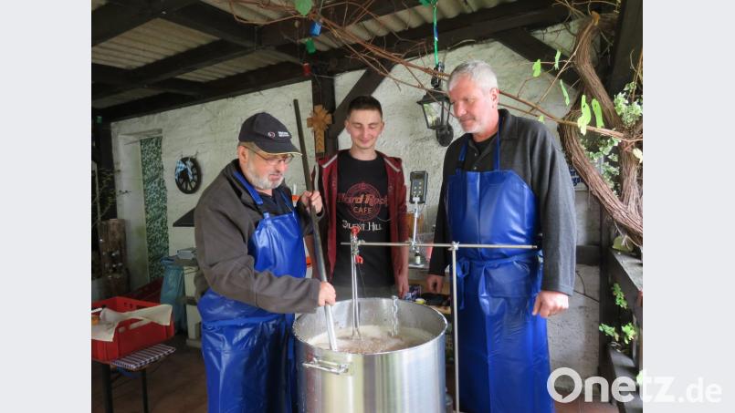 Die Braujuwaren Walter Richter, Sebastian Jokiel und Martin Hager (von links) lassen den Topf nicht aus den Augen. Bild: ubb