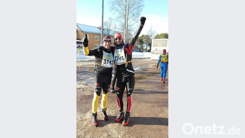 Vater Uwe und Sohn Lucas in Skilanglaufklamotten beim Wasa-Lauf 2013. Bild: exb
