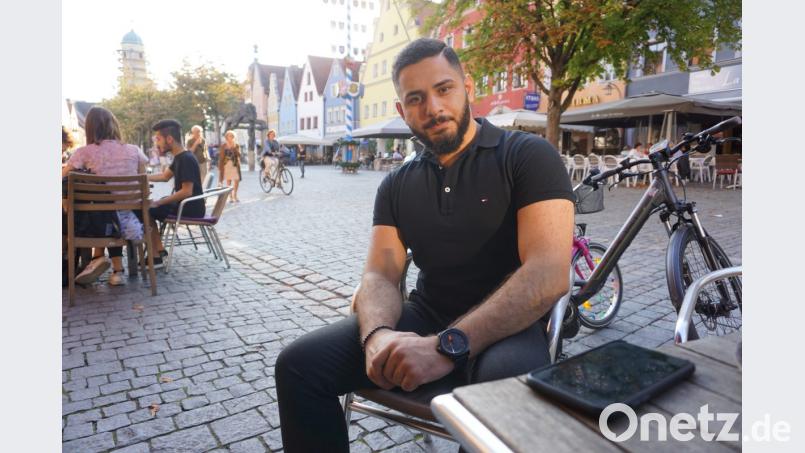 Das Handy immer griffbereit: Der 22-Jährige hat mit seiner Firma &quot;Creative Arts Productions&quot; viel zu tun. Bild: jut