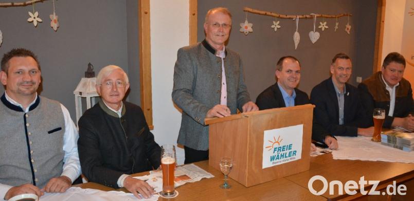 Bei der Mittelpunktveranstaltung der Freien Wähler sprachen in Konnersreuth (von links) Tobias Groß, Karl Meier, Bürgermeister Max Bindl, Holger Götz, Thomas Riedl und Bernhard Schmidt. Bild: jr