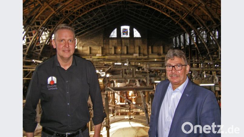 Rainer Schmitt (rechts, zusammen mit Prokurist Robert Christ) ist neuer Gesellschafter-Geschäftsführer der Glashütte Lamberts. Bild: pz