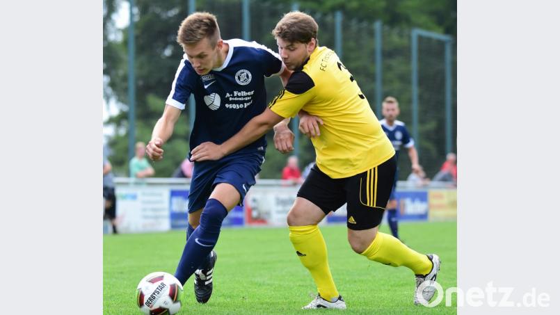Fabian Büttner (rechts, in der Partie gegen Regnitzlosau) vom FC Tirschenreuth. Bild: Schrems, Thomas