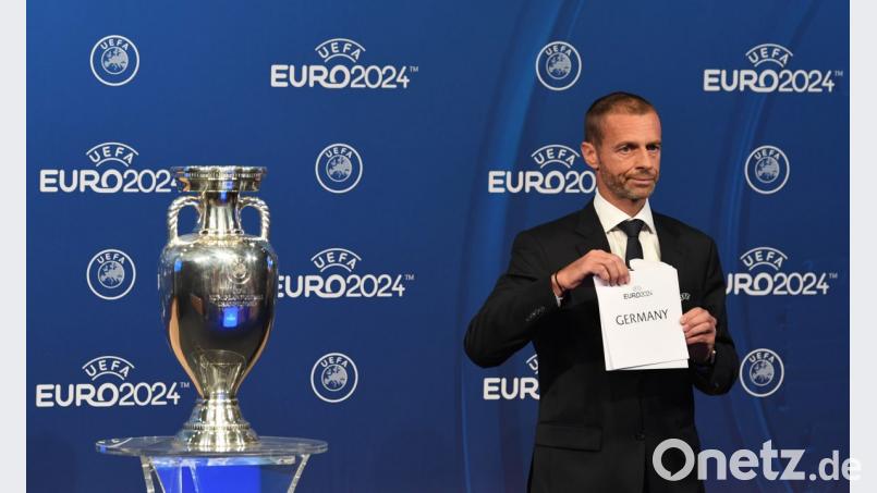 Aleksander Ceferin, Präsident der UEFA, zeigt während der Bekanntgabe-Zeremonie zur Ausrichtung der Fußball-Europameisterschaft 2024 ein Blatt mit der Aufschrift &quot;Germany&quot;. Um die Ausrichtung der EM 2024 hatten sich die Fußball-Verbände aus Deutschland und der Türkei beworben. Bild: Soeren Stache/dpa
