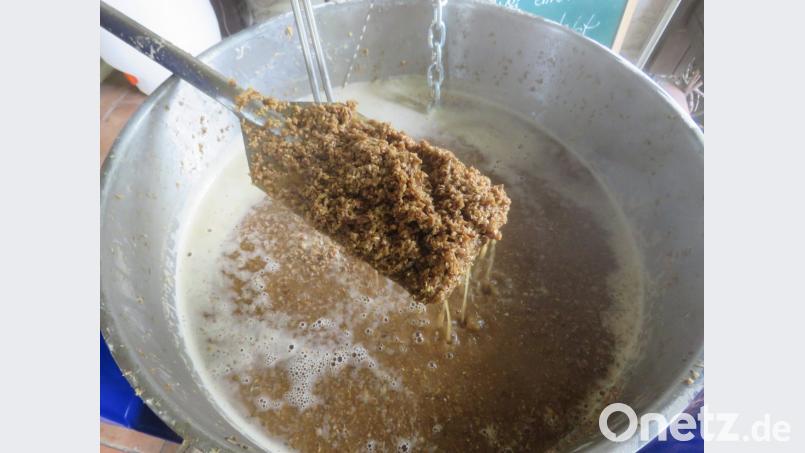 "Malz ist die Seele des Biers, der Hopfen das Herz", sagt Martin Hager. Sobald diese wichtigen Feststoffe ausreichend lange im Wasser gekocht wurden, werden sie entfernt. Das nennt man im Fachjargon "abläutern". Bild: ubb