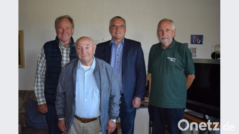 Bei bester Gesundheit konnte Leo Modl seinen 90. Geburtstag feiern. Zu seinem Runden gratulierten von links: Ernst Pirzer, Bürgermeister Richard Tischler und Rudolf Schreyer. Bild: bnr