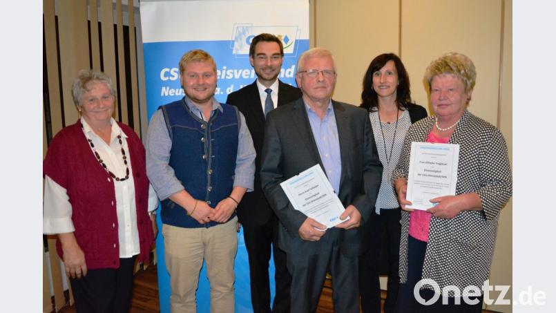 CSU-Ortsvorsitzender Dominik Baschnagel (Zweiter von links) ernennt Josef Schieder (Dritter von rechts) und Elfriede Troglauer (rechts) zu Ehrenmitgliedern der CSU. Bild: Schmola, Werner