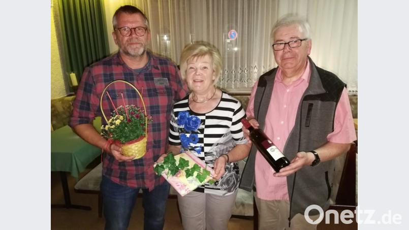 Der Vorsitzende des Pencoed-Clubs, Lutz Haß (links), bedankt sich bei Maria und Siegfried Achatz für die hervorragende Gestaltung des Weinseminars. Bild: exb