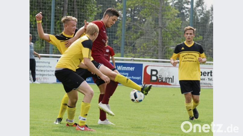 Julian Schindler (rotes Trikot) und der TSV Waldershof wollen die Tabellenführung verteidigen. Bild: gb