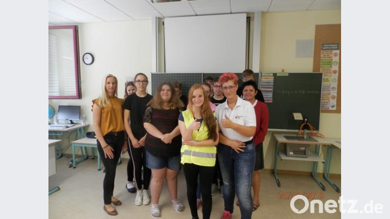 Von Manuela Görschel (vorne rechts) lernt die Abschlussklasse des Förderzentrums unter anderem die richtige Herz-Druck-Massage. Bild: ak