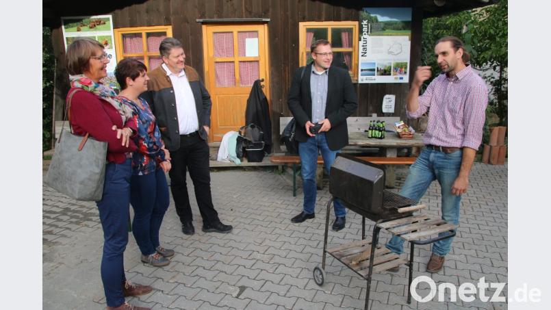 Bio-Bauer Josef Schmidt (rechts) diskutiert mit den Landtagskandidaten Theresia Kunz (ÖDP/von links), Anna Toman, Bernhard Schmidt (Freie Wähler) und Martin Schmidt von der Steinwald Allianz. Bild: jrh