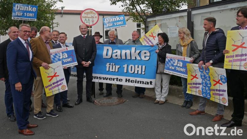 &quot;Danke für 10H&quot;. Eine solche Demo war neu für Minister Albert Füracker (Mitte). Vor dem Tirschenreuther Kettelerhaus bedankten sich CSU-Mitglieder für die Windkraft-Abstandsregelung. Bild: tr