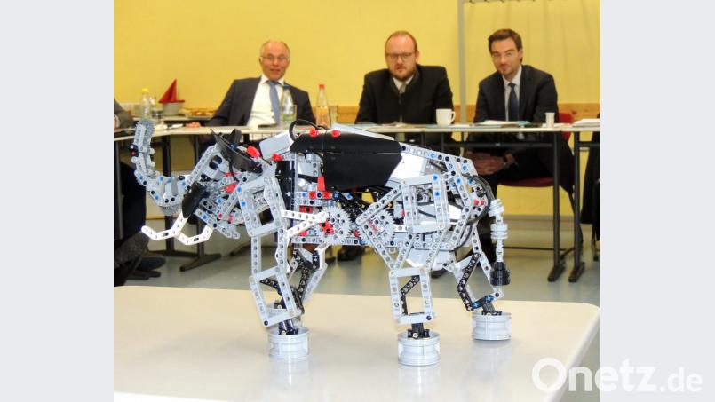 „Rüssel hoch“ für das Digitale Klassenzimmer symbolisiert der Roboter, der von den Vohenstraußern Realschülern im Fach Robotik gebaut und programmiert wurde. Die CSU-Kreistagsfraktion mit (von rechts) Stephan Oetzinger, Landrat Andreas Meier und Stellvertreter Albert Nickl beschloss die Investition der „Digitalen Million“. Bild: mor