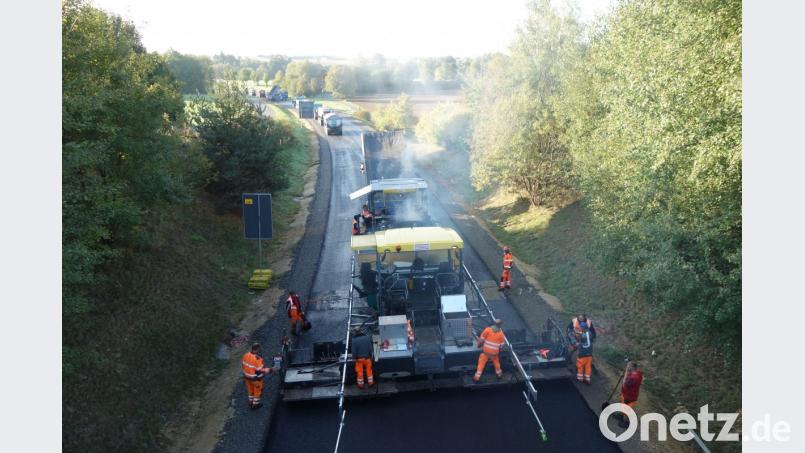 Zahlreiche Baumaschinen und Lastwagen sind bei den Asphaltierungsarbeiten auf der Mitterteicher Ortsumgehung im Einsatz. Bild: lnz