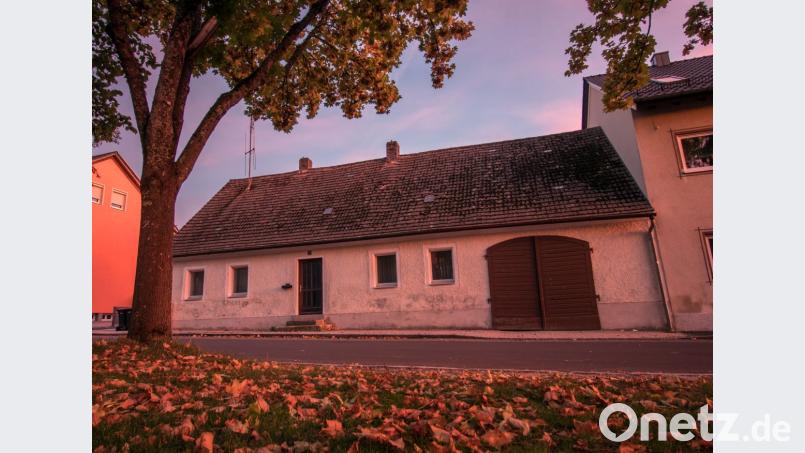 In diesem Gebäude in der Blumenstraße 22 soll ein Bürgertreff samt Wohnung entstehen. Klaus Dieter Stiefler vom Architekturbüro RSP stellt in der Marktratsitzung seine Pläne dafür vor – die jetzt beschlossene Sache sind. Bild: dtr