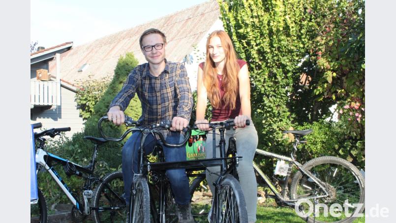 Bastler Philipp Dobmeier (links) findet es schöner, auf einem Tandem nicht hinter, sondern neben seiner Freundin Tamina Kett (rechts) zu radeln. Bild: prh