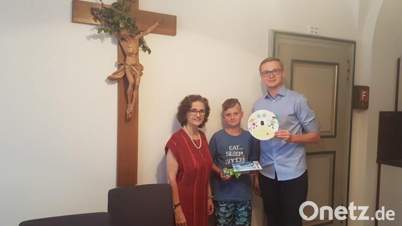 Gemeindereferentin Gertrud Hankl sowie Sven Schiml zusammen mit dem Gewinner des Wettbewerbs, Justus Spuhler. Bild: exb