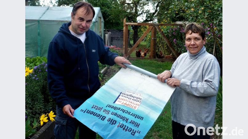 Die freundlichen Gesichter täuschen. Die Resonanz auf das Volksbegehren &quot;Stoppt das Artensterben&quot; war frustrierend gering. Die OWV-Vorsitzenden Markus Müller und Karin Zielbauer rollen frustiert die Aktionsplakate ein. Bild: jml