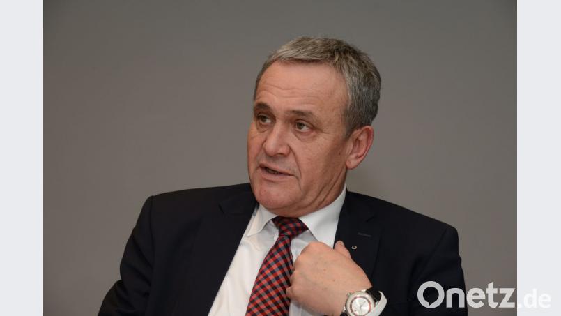 Oberbürgermeister Kurt Segggewiß dankt dem Ministerpräsidenten für seine Ankündigung, eine größere Landesbehörde in die Region zu verlagern. Bild: Petra Hartl