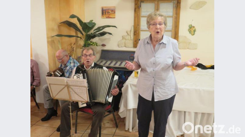 Beim Duo Marianne Helm (rechts) und Hans Kowatsch passte einfach alles: Mimik, Gestik und natürlich auch der Gesang und die Akkordeonbegleitung. Bild: jzk