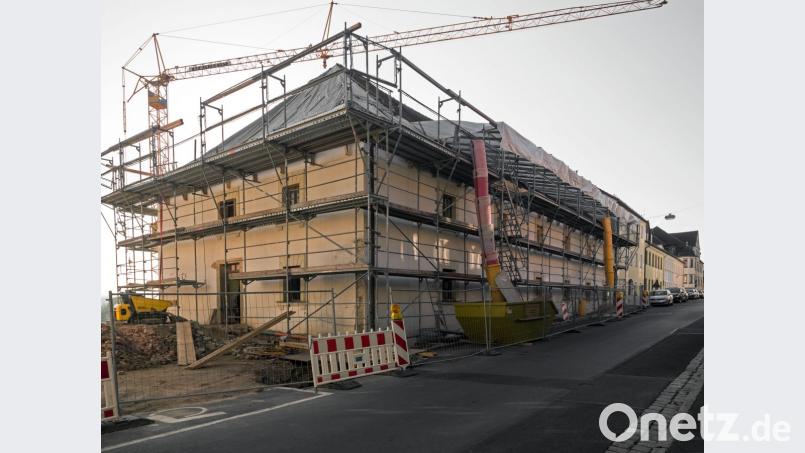 Bis Ende diesen Jahres sollen die Baumeister- und Zimmererarbeiten an der ehemaligen Polizei abgeschlossen sein. Dann beginnt der Innenausbau. Zum Start des Wintersemesters im Herbst 2019 muss alles fertig sein. Bild: tr