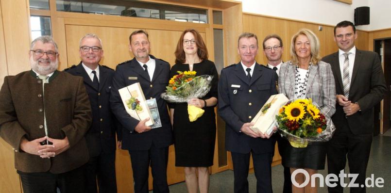 Amtseinführung bei der Bayerischen Bereitschaftspolizei: Das Bild zeigt (von links) Bürgermeister Armin Schärtl, Präsident Wolfgang Sommer, Stefan Blendl, seine Lebensgefährtin Alexandra Wild, Günter Michler mit Ehefrau Gabriele, Polizeidirektor Ludwig Härtl und Landrat Thomas Ebeling. Bild: Hirsch