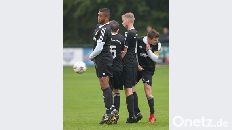 Mit mageren zwei Punkten nach zehn Spielen steht der SC Germania Amberg (Bild) mit dem Rücken zur Wand. Genauso wie der Gast TSV Königstein, der ebenfalls noch ohne Sieg in dieser Saison ist. Bild: ref