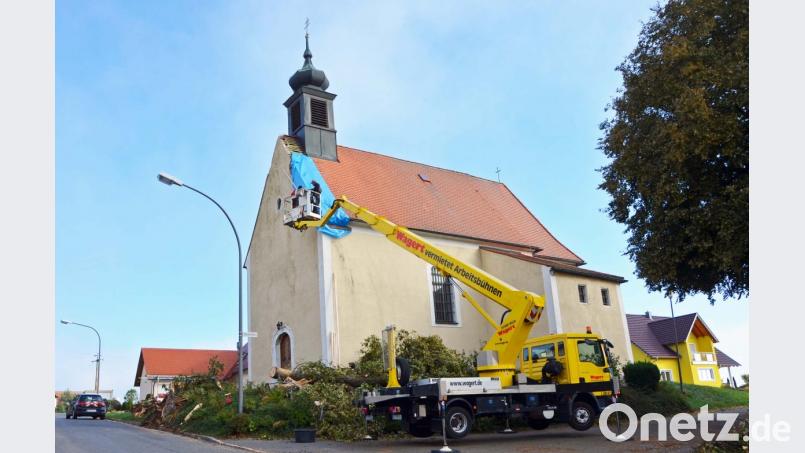 Eine Dachdeckerfirma beseitigt die Schäden an der Dorfkirche in Altzirkendorf, zumindest soweit, dass kein Wasser in das Kirchenschiff eindringen kann. Bild: ü