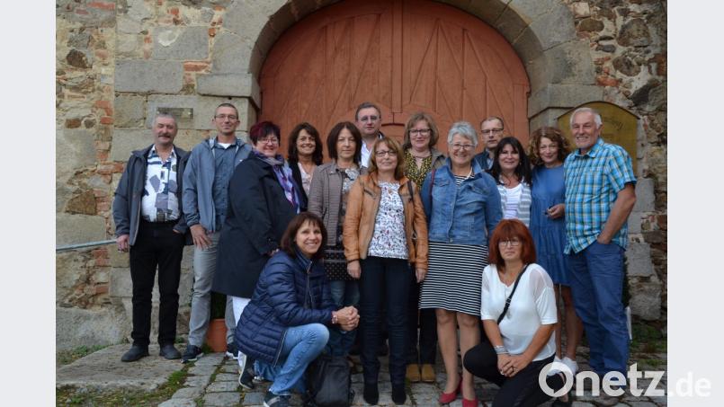 Die ehemaligen Schüler/innen der Abschlussklasse 10 cKM der Realschule Vohenstrauß von 1978 trafen sich zum Klassentreffen bzw. 40-jährigen in Moosbach und am Schloss Burgtreswitz (Bild). Organisatorin des Treffens war Inge Wolfrath (vorne kniend rechts). Bild: gi