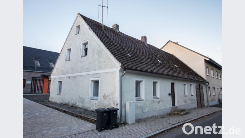 In diesem Gebäude in der Blumenstraße 22 soll ein Bürgertreff samt Wohnung entstehen. Klaus Dieter Stiefler vom Architekturbüro RSP stellt in der Marktratsitzung seine Pläne dafür vor – die jetzt beschlossene Sache sind. Bild: dtr