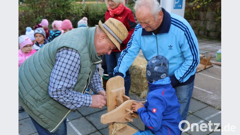 Alle Hände voll zu tun haben Erwin Bächer (links) und Josef Wendl (rechts) am Aktionstag des Kinderhauses. Bild: bsc