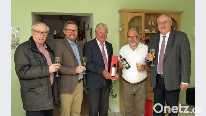 Zum 70. Geburtstag steht Videoreporter Gustl Beer (Zweiter von rechts) im Rampenlicht. Es gratulieren vom Videoclub Erich Kummer (links) sowie die OTV-Geschäftsführer Lothar Höher (rechts) und Christoph Rolf (Zweiter von links) und Stadtrat Hans Forster (Mitte). Bild: Dobmeier