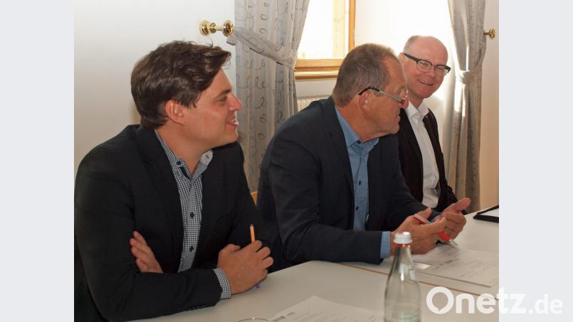 „Die Technik ist vorhanden, nun müssen wir auch noch die Gemeinden begeistern“ betont ZEN-Vorsitzender Richard Gaßner (Mitte) nachdem Maximilian Conrad vom Institut für Energietechnik (links) und Frank Vogel von der Landesgewerbeanstalt Bayern ihre Lösungsvorschläge vorgestellt hatten. Bild: sön