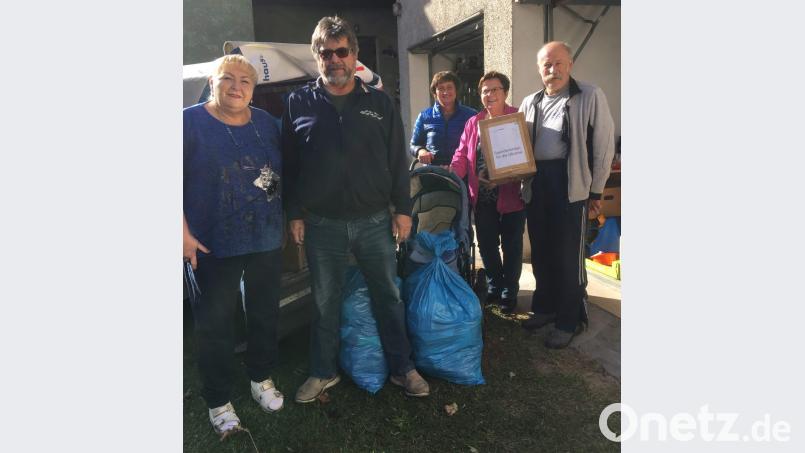 Der Verein „Humanitäre Hilfe für die Ukraine aus Bayern, Winklarn-Schneeberg“ kann seit vier Jahren auf die Unterstützung des Ehepaares Dieter (rechts) und Renée Hoffmann (links) sowie der FU-Vorsitzenden Bärbel Birner (Zweite von rechts) und ihrer Stellvertreterin Rita Beck (Dritte von rechts) zählen. Jetzt konnte der Vorsitzende Anton Grauvogl (Zweiter von links) wieder eine Riesenmenge an Hilfsgütern in Hirschau abholen. Bild: u