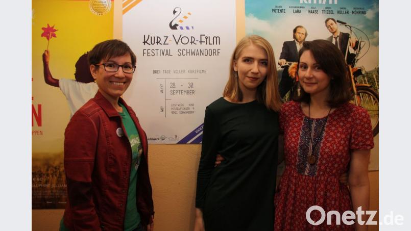 Zur Festival-Eröffnung holte Organisatorin Julia Schnorrer die britischen Filmemacherinnen Rachel Shenton und Becky Harrington (von links) nach Schwandorf. Bild: Christopher Dotzler