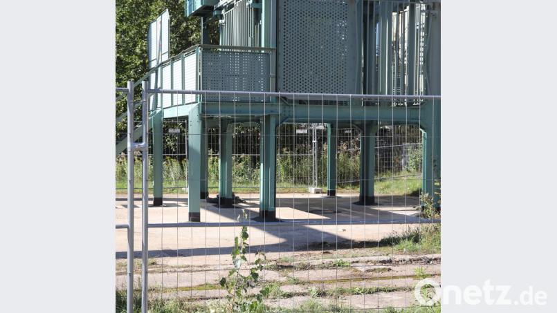 Noch ist das Areal um den Förderturm durch einen Bauzaun gesichert. Bis Ende nächsten Jahres sollen alle Maßnahmen abgeschlossen sein. Bild: mfh