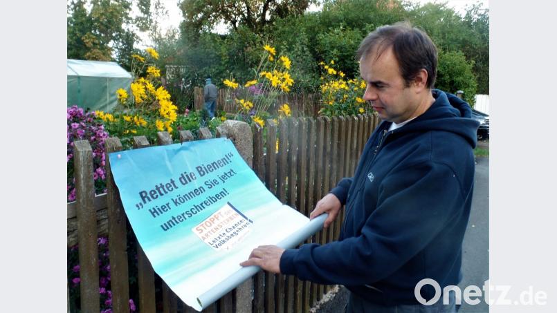 Markus Müller, der Kohlberger OWV-Vorsitzende, ist von der geringen Bereitschaft, das Volksbegehren &quot;Stoppt das Artensterben&quot; zu unterstützen, enttäuscht. Er rollt bedauernd die Plakate ein. Bild: jml