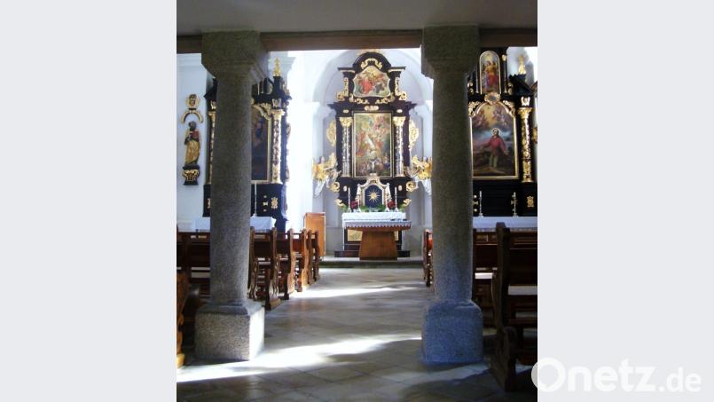 Blick durch das Absperrgitter in die Nikolauskirche. Bild: sef