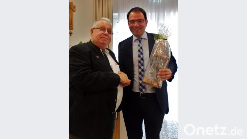Kreisvorsitzender Helmut Hempel (links) dankte dem Festredner, MdL Martin Schöffel und überreichte als Geschenk einen „Kutscherkrug“, vergleichbar mit einem Bierglas. Bild: Brendel, Hubert (BR)