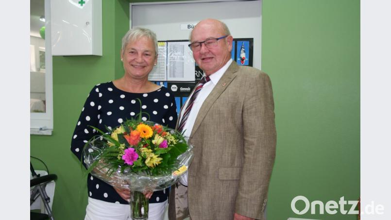 Karin Schottenhammel-Bayer ist das 500. Mitglied der Gesellschaft „Frohsinn“. Mit einem Blumenstrauß heißt Vorsitzender Erwin Dromann sie willkommen und mit dem Singen der Vereinshymne begrüßen alle Mitglieder die neue „Frohsinnige“ in ihren Reihen. Bild: gpa