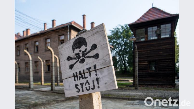 Das Schild mit der Aufschrift „Halt!“ in deutscher und polnischer Sprache steht in der KZ-Gedenkstätte Auschwitz, früher das größte Vernichtungslager der Nationalsozialisten. Bild: Monika Skolimowska/dpa-Zentralbild/dpa