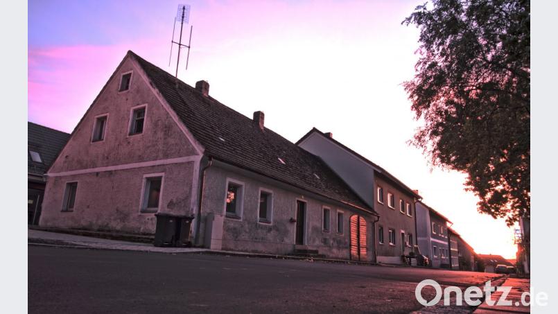 In diesem Gebäude in der Blumenstraße 22 soll ein Bürgertreff samt Wohnung entstehen. Klaus Dieter Stiefler vom Architekturbüro RSP stellt in der Marktratsitzung seine Pläne dafür vor – die jetzt beschlossene Sache sind. Bild: dtr