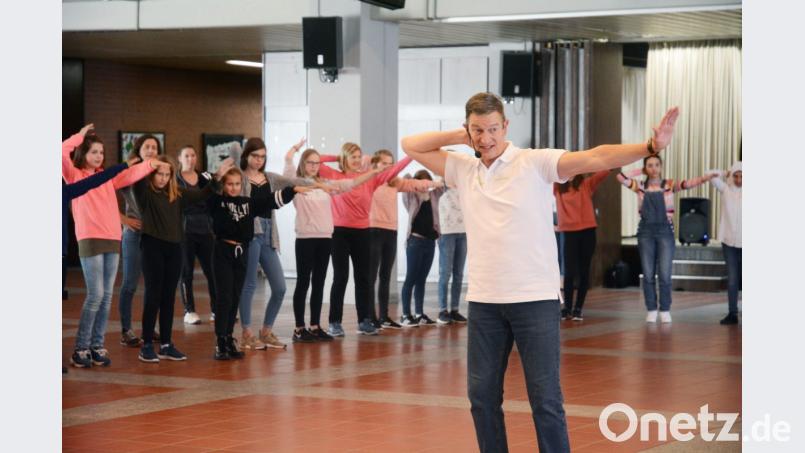 Blick nach vorne – und locker bleiben: Profitänzer und ehemaliges Jury-Mitglied der RTL-Sendung „Let’s Dance“, Michael Hull, weckt das Rhythmusgefühl der Schülerinnen der Sophie-Scholl-Realschule. Bild: Gabi Schönberger