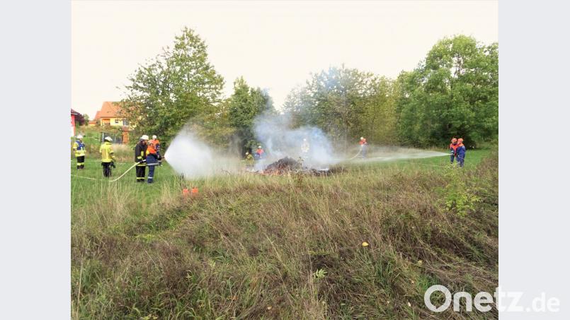 Ein abgebranntes Gartenhaus muss gelöscht und mit Schaummittel abgedeckt werden, da sonst die Flammen wieder aufflackern könnten. Bild: wku