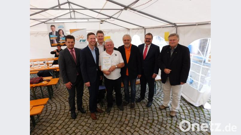 Edmund Bruckner (Vierter von links) erhält von (von links) Bezirkstagskandidat Stefan Frühbeißer, den Landtagskandidaten Florian Wiedemann und Bernhard Schmidt, Vorsitzendem Hans Schmid, Landtagsvizepräsident Peter Meyer und Bürgermeister Manfred Porsch das Ehrenzeichen der Freien Wähler in Platin. Bild: hai