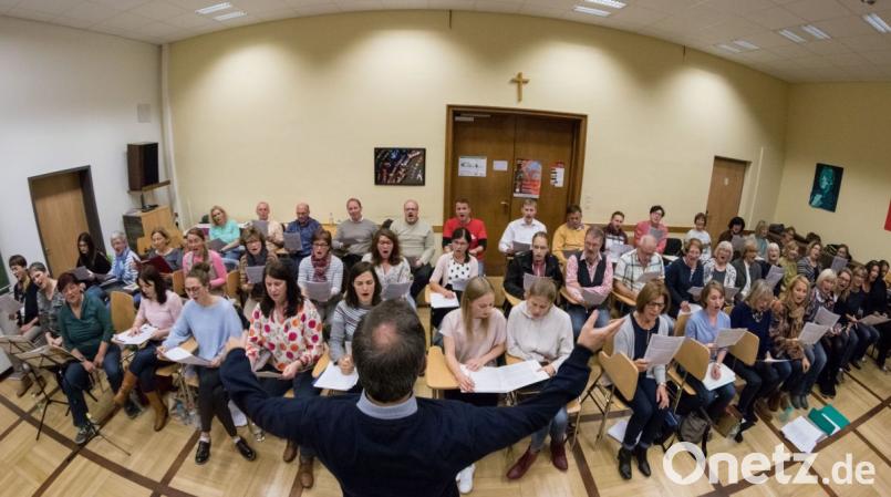 Der Kammerchor Weiden probt in Weiden für die Aufnahmen beim Bayerischen Rundfunk. Bild: dtr