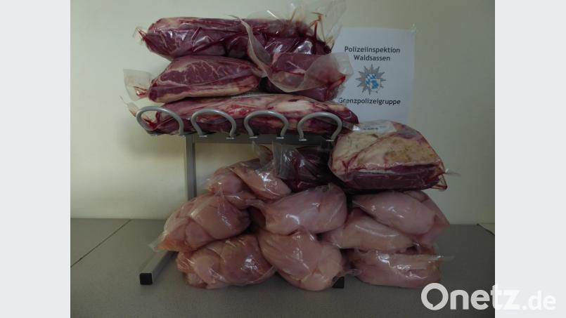 Eine große Menge an Fleischwaren hat die Polizei bei dem Dieb sichergestellt. Bild: exb