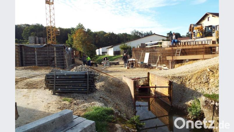 Über die Widerlager wird sich über den verrohrten Krumbach die neue Brücke spannen Bild: Klaus Högl